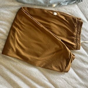 Vuori DreamKnit jogger BNWOT in MUSTARD BROWN